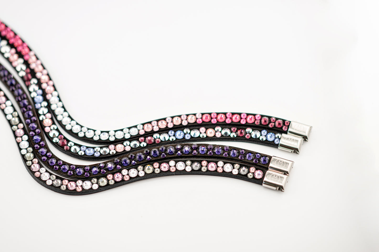 Horse browband Crystal mini by IBV Equine
Dive into a world of possibilities:
* Combine any colors and sizes from our expansive palette.
* Choose from four distinct rhinestone shapes.
* Explore four unique layout options.
* Select from more than 30 dazzling rhinestone colors.
* Please contact us to create your own design.
Each rhinestone is meticulously set on a durable nubuck backing, ensuring vibrant sparkle. Our innovative attachment process uses specialized hot glue, creating an incredibly robust bon