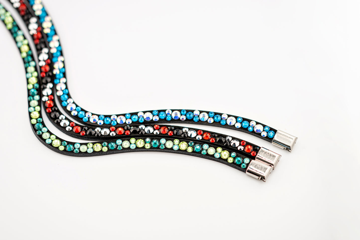 Horse browband Crystal mini by IBV Equine
Dive into a world of possibilities:
* Combine any colors and sizes from our expansive palette.
* Choose from four distinct rhinestone shapes.
* Explore four unique layout options.
* Select from more than 30 dazzling rhinestone colors.
* Please contact us to create your own design.
Each rhinestone is meticulously set on a durable nubuck backing, ensuring vibrant sparkle. Our innovative attachment process uses specialized hot glue, creating an incredibly robust bon