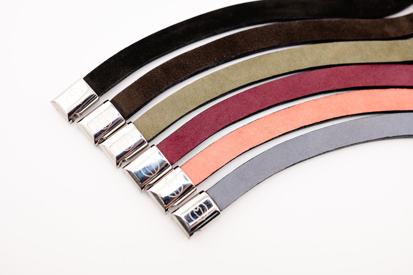 Horse browband Leather & Nubuck by IBV Equine
For those who appreciate refined simplicity, Nubuck is a premium type of top-grain leather that has been lightly buffed or sanded on the grain side, giving it a soft, velvety texture – a luxurious alternative to suede. Its clean, elegant curve enhances your horse's brow with an understated grace, perfect for riders seeking minimalist perfection or a high-quality foundational piece.