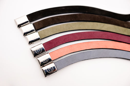 Horse browband Leather & Nubuck by IBV Equine
For those who appreciate refined simplicity, Nubuck is a premium type of top-grain leather that has been lightly buffed or sanded on the grain side, giving it a soft, velvety texture – a luxurious alternative to suede. Its clean, elegant curve enhances your horse's brow with an understated grace, perfect for riders seeking minimalist perfection or a high-quality foundational piece.