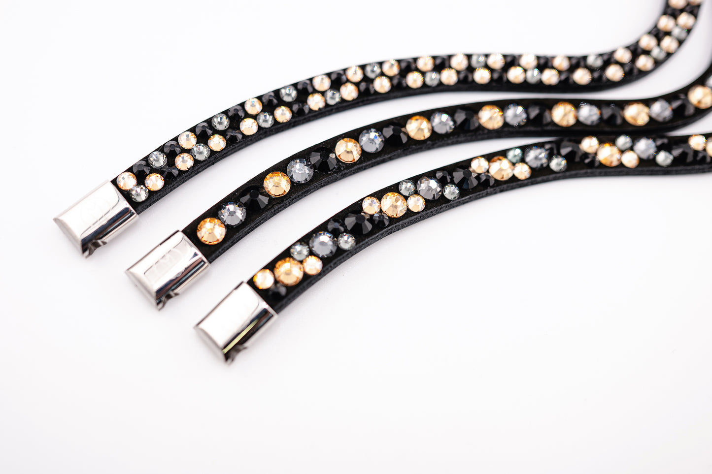Horse browband Crystal mini by IBV Equine
Dive into a world of possibilities:
* Combine any colors and sizes from our expansive palette.
* Choose from four distinct rhinestone shapes.
* Explore four unique layout options.
* Select from more than 30 dazzling rhinestone colors.
* Please contact us to create your own design.
Each rhinestone is meticulously set on a durable nubuck backing, ensuring vibrant sparkle. Our innovative attachment process uses specialized hot glue, creating an incredibly robust bon