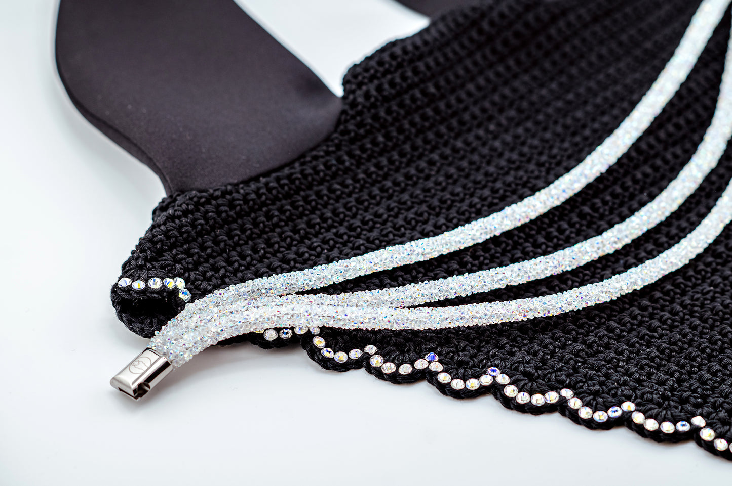 Horse browband Spectrum browband by IBV Equine
Experience a new dimension of browband design. Crafted with a pair of soft,
flexible tubes, each generously sprinkled with dazzling rhinestones, this piece offers a unique texture and radiant sparkle. An internal metal wire allows for effortless shaping, ensuring a perfect contour to your horse's brow and maintaining its elegant form.
Each browband is handmade from scratch using premium European materials and durable leather. Featuring our exclusive magn