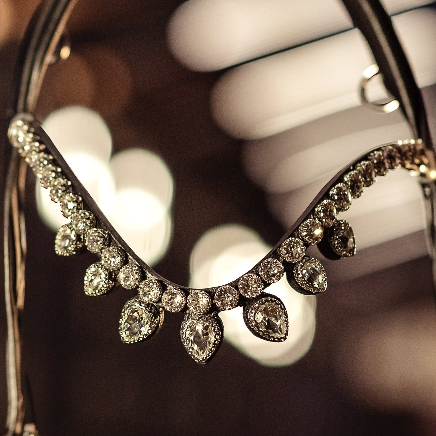 Horse browband Triumph Diamond Premium by IBV Equine This exquisite browband is composed entirely of brilliant artificial diamonds, meticulously set within an incredibly beautiful lace frame. The top row of these magnificent diamonds commands attention at a striking 8 mm, creating a continuous river of light.Featuring our exclusive magnetic snap system, you can instantly change your browband to suit any outfit or occasion.