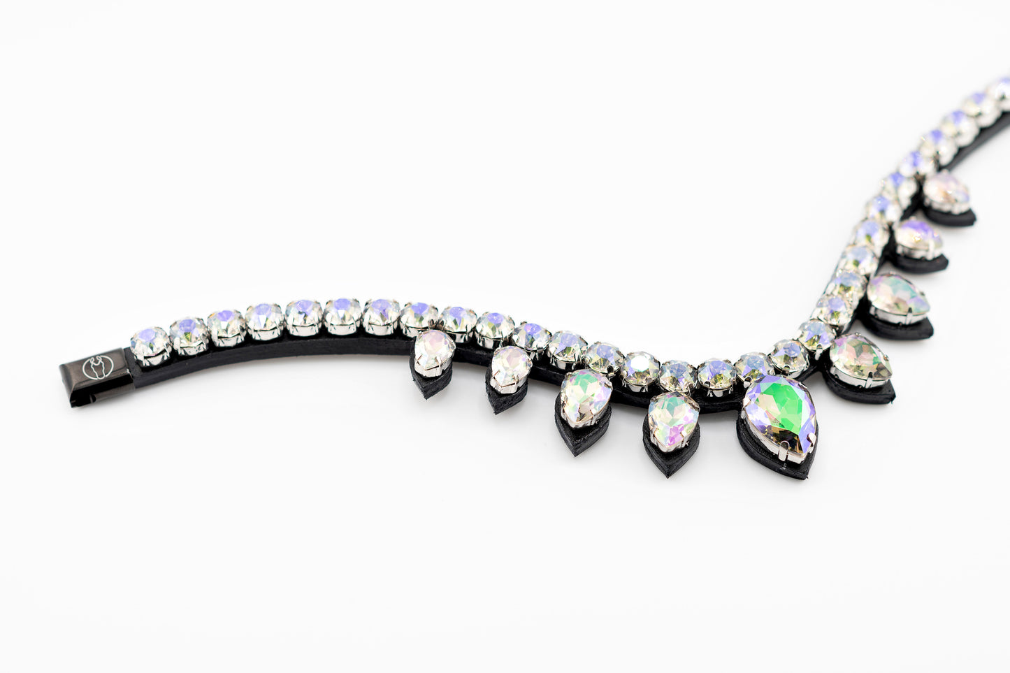 Horse browband Triumph by IBV Equine
Prepare for an unrivaled display of brilliance. This browband isn't just an accessory, it's a majestic adornment, meticulously crafted to create the magnificent effect of a tiara truly worthy of queens and kings.
Each droplet is further enhanced by a rhodium frame, adding an extra layer of luxurious sparkle and robust durability.
The result is a dazzling interplay of light, creating an iridescent spectacle that will capture every gaze.
Adorn your equine partner with the