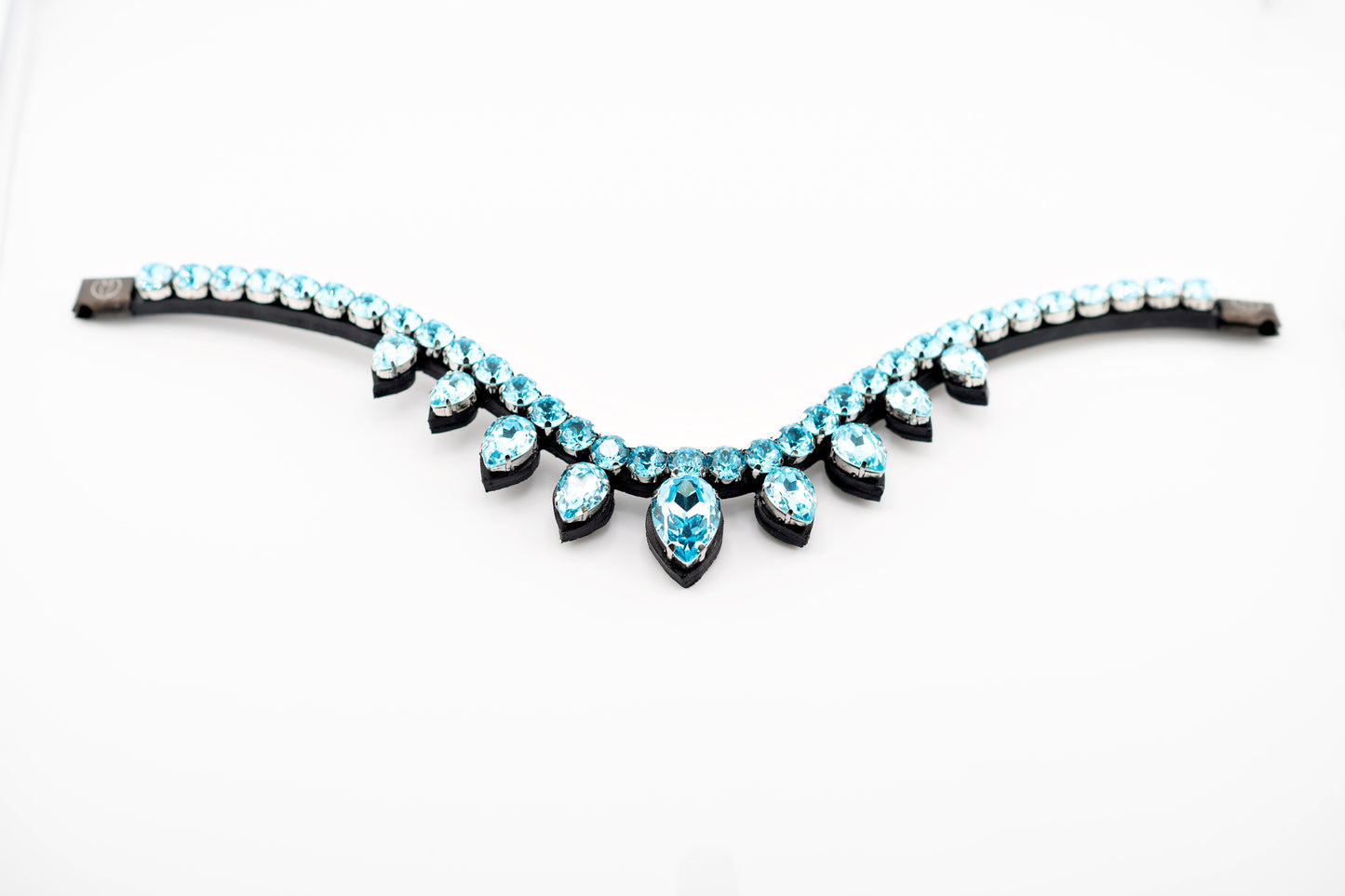 Horse browband Triumph by IBV Equine
Prepare for an unrivaled display of brilliance. This browband isn't just an accessory, it's a majestic adornment, meticulously crafted to create the magnificent effect of a tiara truly worthy of queens and kings.
Each droplet is further enhanced by a rhodium frame, adding an extra layer of luxurious sparkle and robust durability.
The result is a dazzling interplay of light, creating an iridescent spectacle that will capture every gaze.
Adorn your equine partner with the