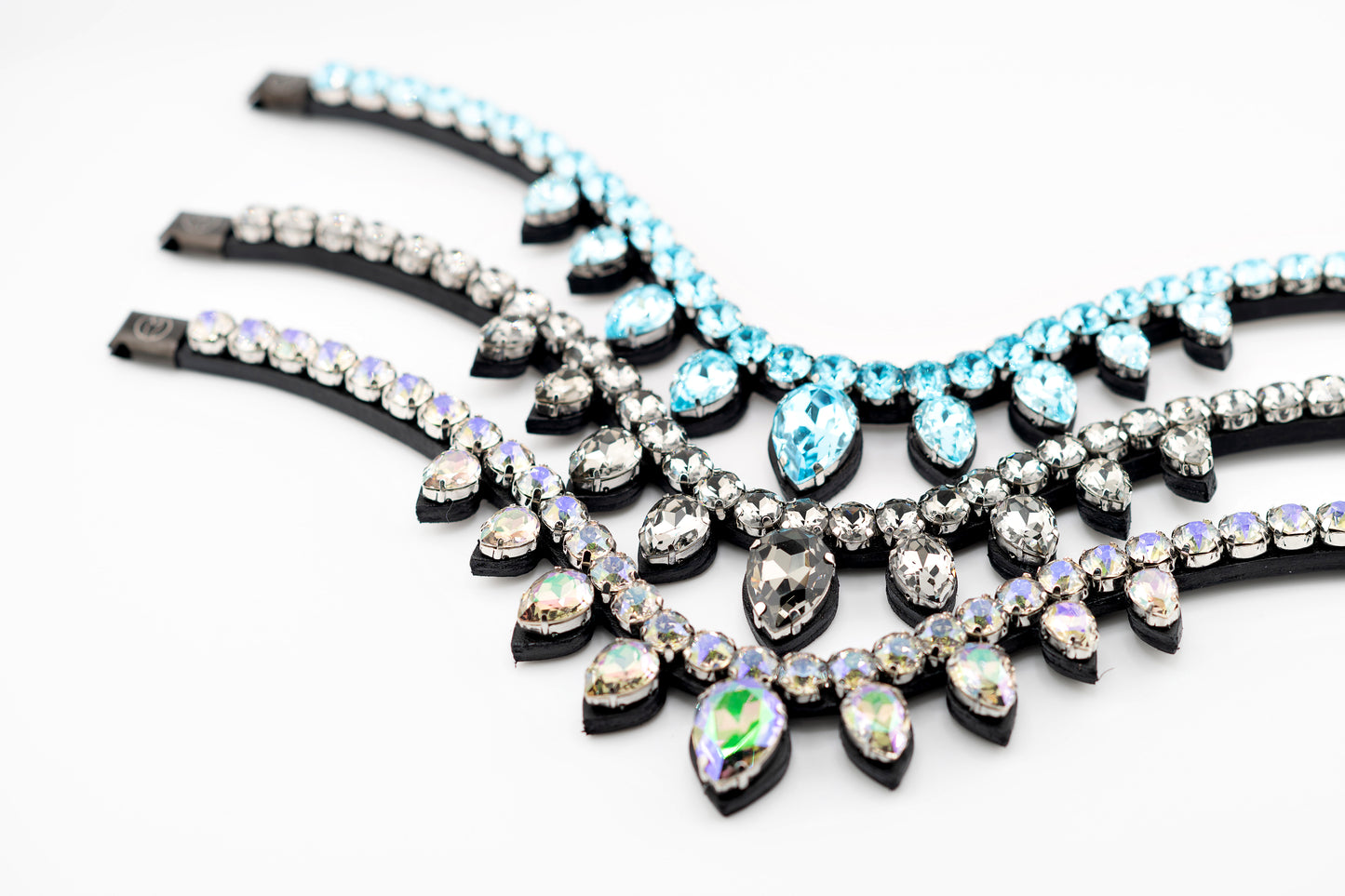 Horse browband Triumph by IBV Equine
Prepare for an unrivaled display of brilliance. This browband isn't just an accessory, it's a majestic adornment, meticulously crafted to create the magnificent effect of a tiara truly worthy of queens and kings.
Each droplet is further enhanced by a rhodium frame, adding an extra layer of luxurious sparkle and robust durability.
The result is a dazzling interplay of light, creating an iridescent spectacle that will capture every gaze.
Adorn your equine partner with the