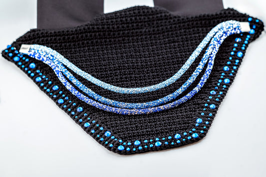 Horse browband Spectrum Tripple Ocean Sky by IBV Equine
Experience a new dimension of browband design. Crafted with three soft,
flexible tubes, each generously sprinkled with dazzling rhinestones, this piece offers a unique texture and radiant sparkle. An internal metal wire allows for effortless shaping, ensuring a perfect contour to your horse's brow and maintaining its elegant form.
Each browband is handmade from scratch using premium European materials and&nbsp;durable leather. Featuring our exclusive m