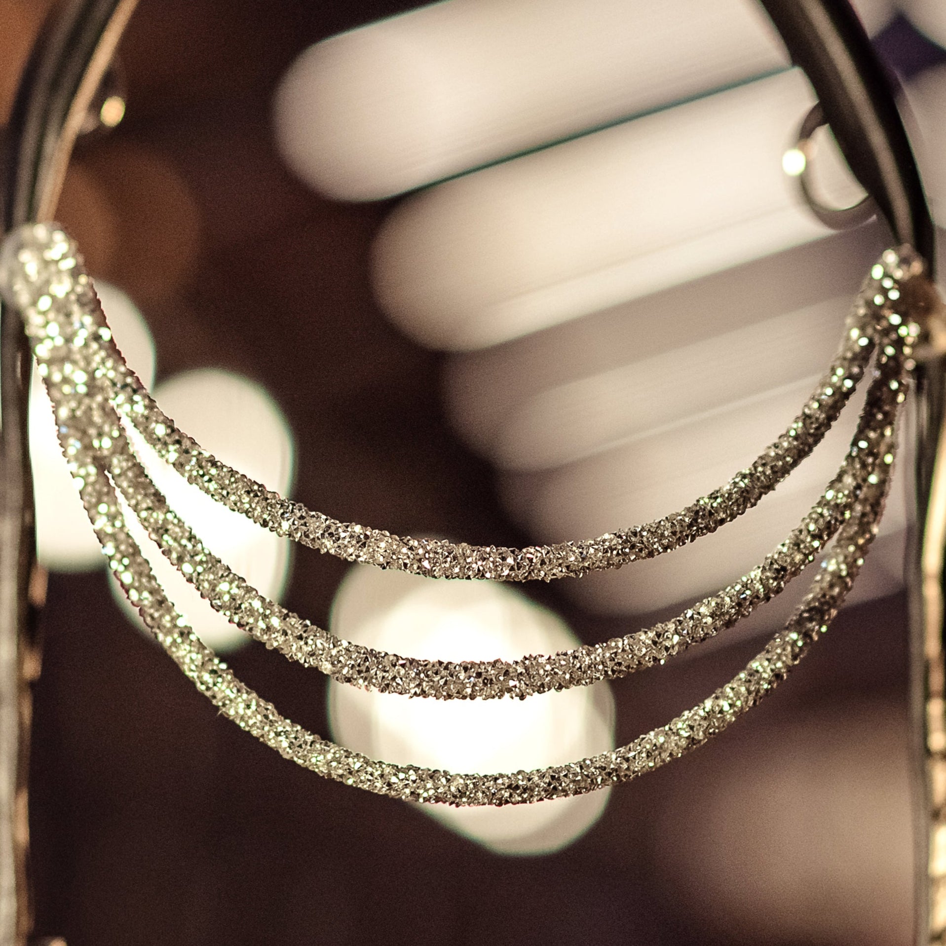 This browband Spectrum Tripple White
Experience a new dimension of browband design. Crafted with three soft, flexible tubes, each generously sprinkled with dazzling rhinestones, this piece offers a unique texture and radiant sparkle. Horse browband Spectrum Tripple White by IBV Equine
Each browband is handmade from scratch using premium European materials and&nbsp;durable leather. Featuring our exclusive magnetic snap