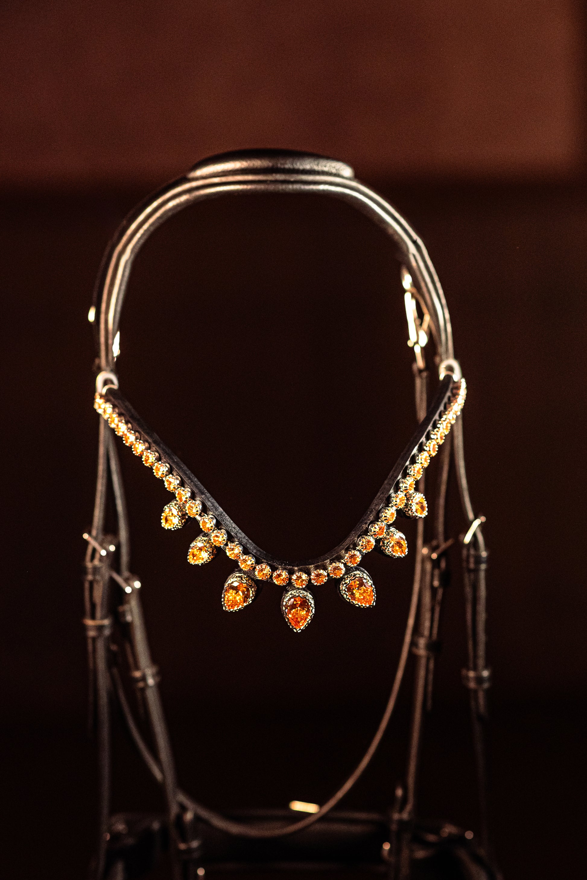 Horse browband Triumph Grandé Topaz by IBV Equine
Presenting The Triumph Collection: A Tiara Worthy of Royalty.
Prepare to be captivated. This is the magnificent "big brother" to our Triumph collection, designed for unparalleled impact and ensuring it attracts attention from all corners of the arena. The commanding top row of 10mm K9 crystals is held securely by "clawed paws" that literally embrace each dazzling rhinestone, maximizing their brilliance and creating a continuous river of light. Below, each in