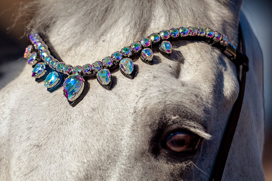 Horse browband Triumph by IBV Equine
Prepare for an unrivaled display of brilliance. This browband isn't just an accessory, it's a majestic adornment, meticulously crafted to create the magnificent effect of a tiara truly worthy of queens and kings.
 Each droplet is further enhanced by a rhodium frame, adding an extra layer of luxurious sparkle and robust durability.
The result is a dazzling interplay of light, creating an iridescent spectacle that will capture every gaze.
Adorn your equine partner with the
