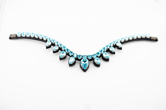 Horse browband Triumph by IBV Equine
Prepare for an unrivaled display of brilliance. This browband isn't just an accessory, it's a majestic adornment, meticulously crafted to create the magnificent effect of a tiara truly worthy of queens and kings.
 Each droplet is further enhanced by a rhodium frame, adding an extra layer of luxurious sparkle and robust durability.
The result is a dazzling interplay of light, creating an iridescent spectacle that will capture every gaze.
Adorn your equine partner with the